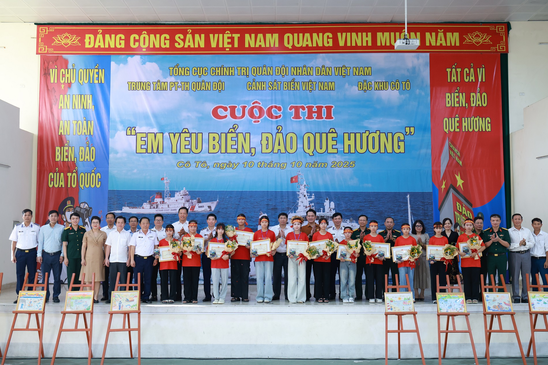 Ban tổ chức chụp ảnh lưu niệm với các em học sinh xuất sắc giành giải tại Cuộc thi.
