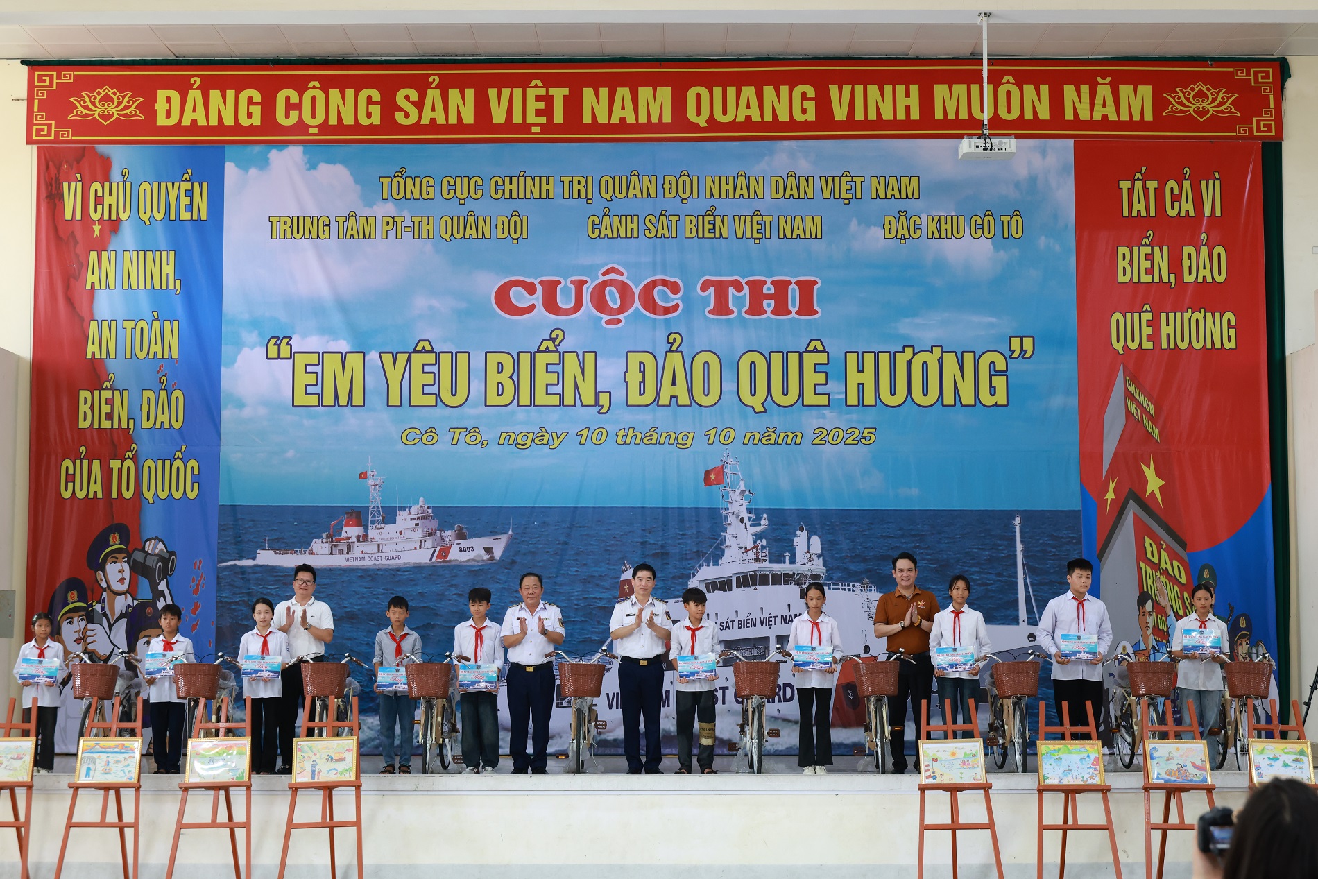 Ban tổ chức tặng xe đạp cho các em học sinh có hoàn cảnh khó khăn vươn lên học giỏi.