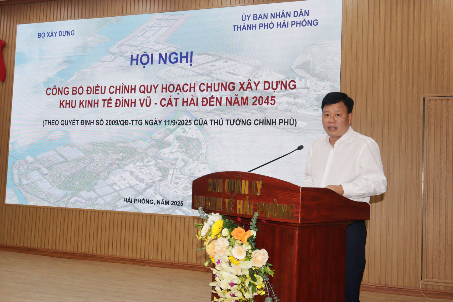 Đồng ch&iacute; L&ecirc; Trung Ki&ecirc;n, Trưởng Ban Quản l&yacute; Khu kinh tế Hải Ph&ograve;ng ph&aacute;t biểu tại Hội nghị.