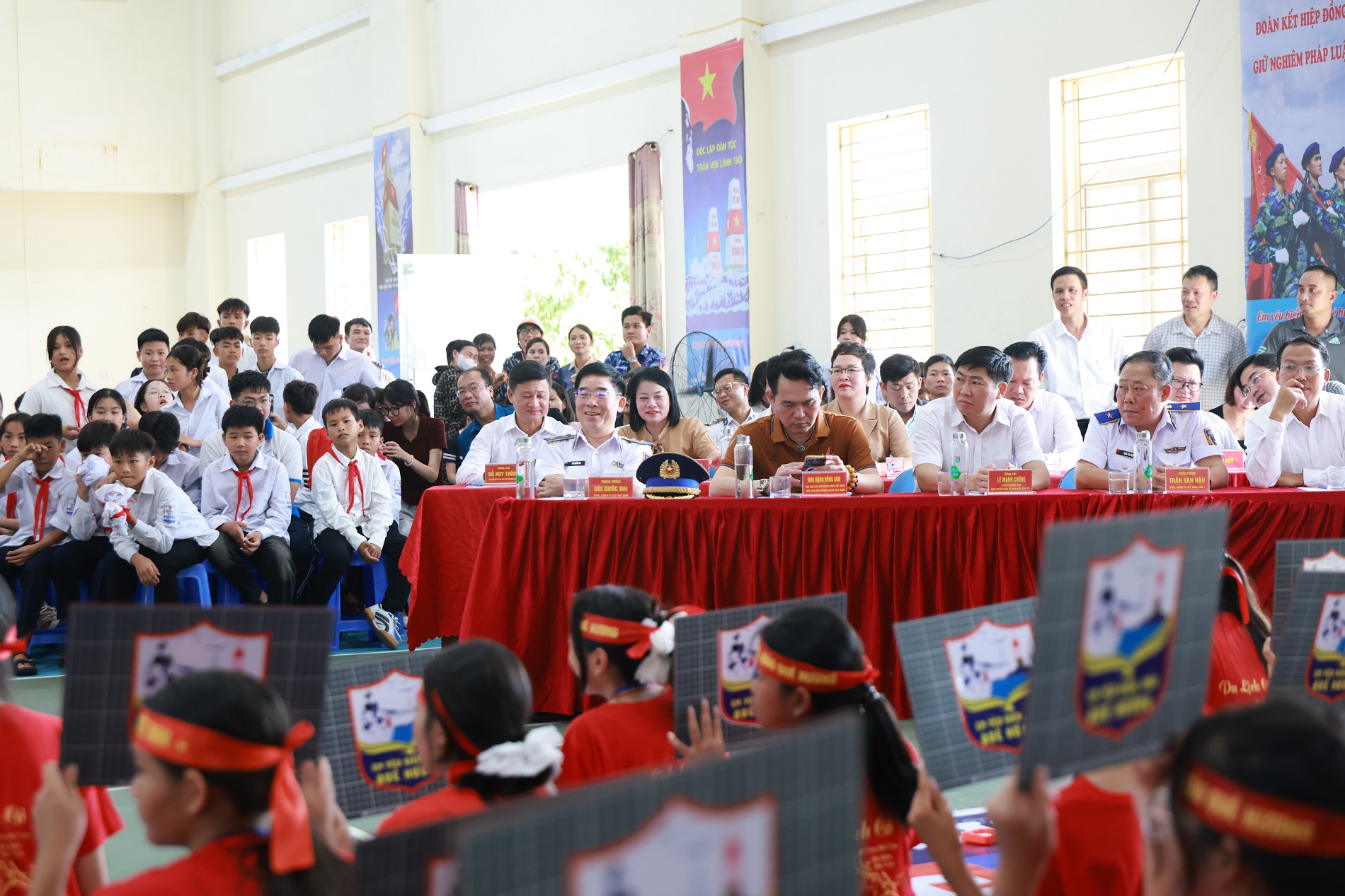 Các đại biểu theo dõi và cổ vũ cho các em học sinh.