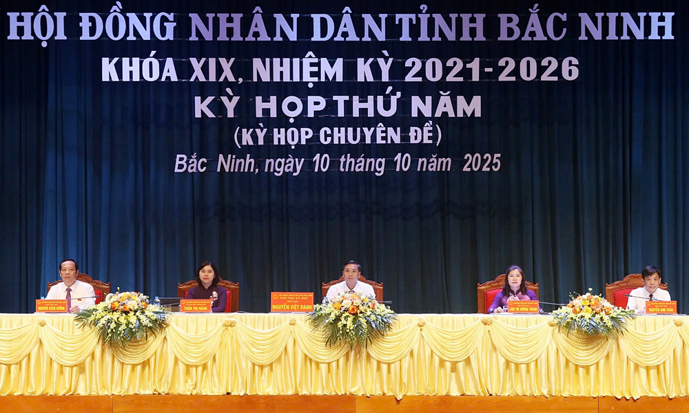 Các đồng chí chủ tọa kỳ họp.