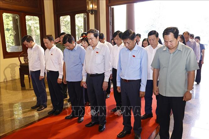 Chủ tịch Quốc hội Trần Thanh Mẫn cùng các đại biểu tưởng nhớ Chủ tịch Tôn Đức Thắng. Ảnh: Doãn Tấn/TTXVN Chủ tịch Quốc hội Trần Thanh Mẫn cùng các đại biểu tưởng nhớ Chủ tịch Tôn Đức Thắng. Ảnh: Doãn Tấn/TTXVN