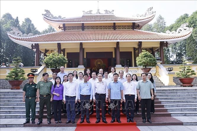 Chủ tịch Quốc hội Trần Thanh Mẫn với đại biểu tại Khu lưu niệm Chủ tịch Tôn Đức Thắng. Ảnh: Doãn Tấn/TTXVN Chủ tịch Quốc hội Trần Thanh Mẫn với đại biểu tại Khu lưu niệm Chủ tịch Tôn Đức Thắng. Ảnh: Doãn Tấn/TTXVN
