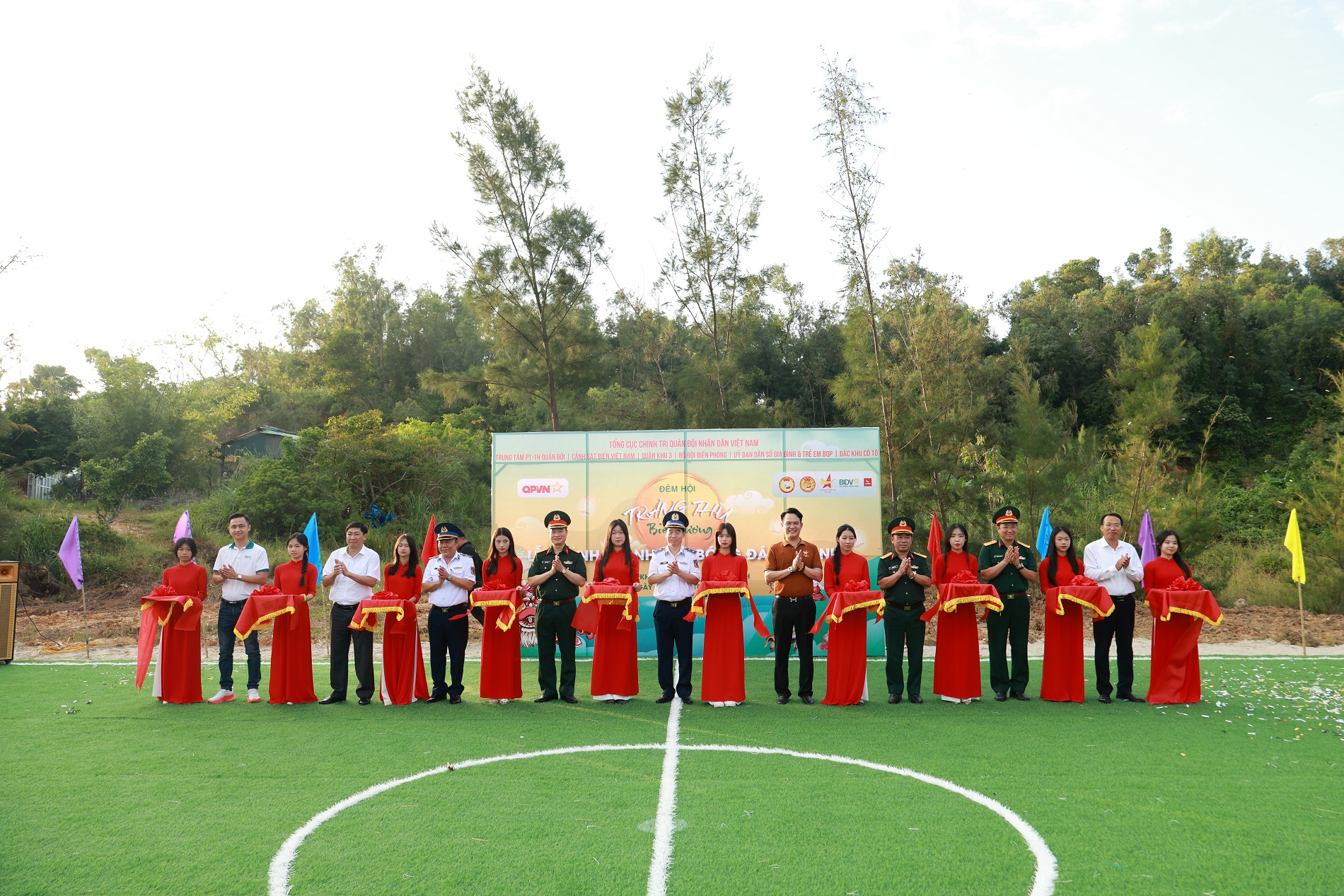 Dịp này, Cảnh sát biển Việt Nam phối hợp với các đơn vị khánh thành sân bóng đá nhân tạo giành tặng cho các em học sinh trên địa bàn.