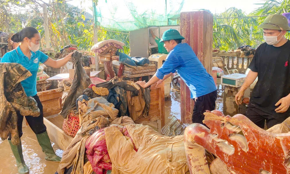 Người dân xã Tam Tiến tập trung dọn vệ sinh môi trường sau mưa lũ tại thôn Bãi Lát.