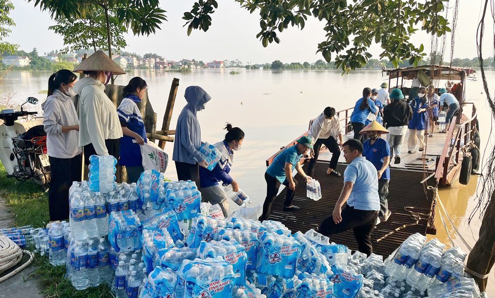 Đoàn viên thanh niên phường Vân Hà cùng các tổ chức đoàn thể tiếp nhận, vận chuyển hàng hóa cứu trợ. Đoàn viên thanh niên phường Vân Hà cùng các tổ chức đoàn thể tiếp nhận, vận chuyển hàng hóa cứu trợ.