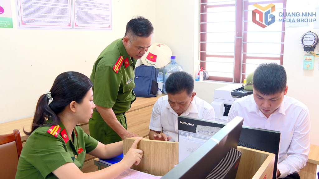 Cán bộ Tổ Cảnh sát giao thông trật tự (Công an phường Cẩm Phả) hướng dẫn, hỗ trợ công dân nộp hồ sơ đăng ký xe trên Cổng dịch vụ công.