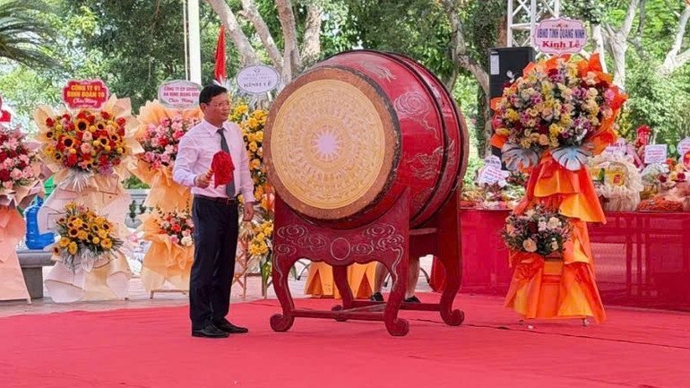 Lãnh đạo tỉnh Quảng Ninh gióng trống khai hội truyền thống Đền An Sinh năm 2025. Lãnh đạo tỉnh Quảng Ninh gióng trống khai hội truyền thống Đền An Sinh năm 2025.