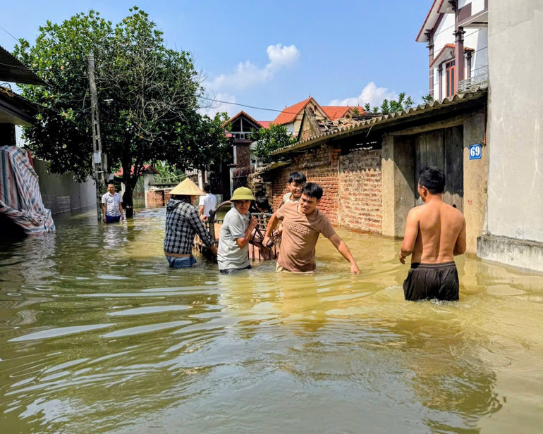 Hà Nội khẩn trương phòng dịch sau ngập lụt ở xã Trung Giã và Đa Phúc