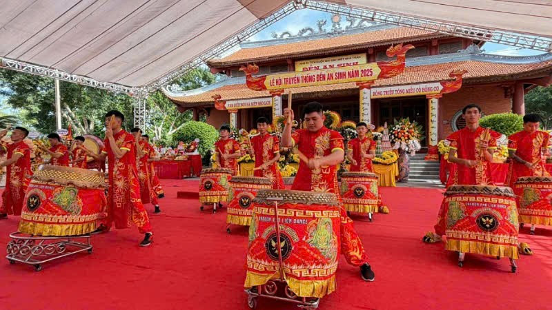 Màn trống hội tại Lễ khai hội truyền thống Đền an Sinh năm 2025. Màn trống hội tại Lễ khai hội truyền thống Đền an Sinh năm 2025.