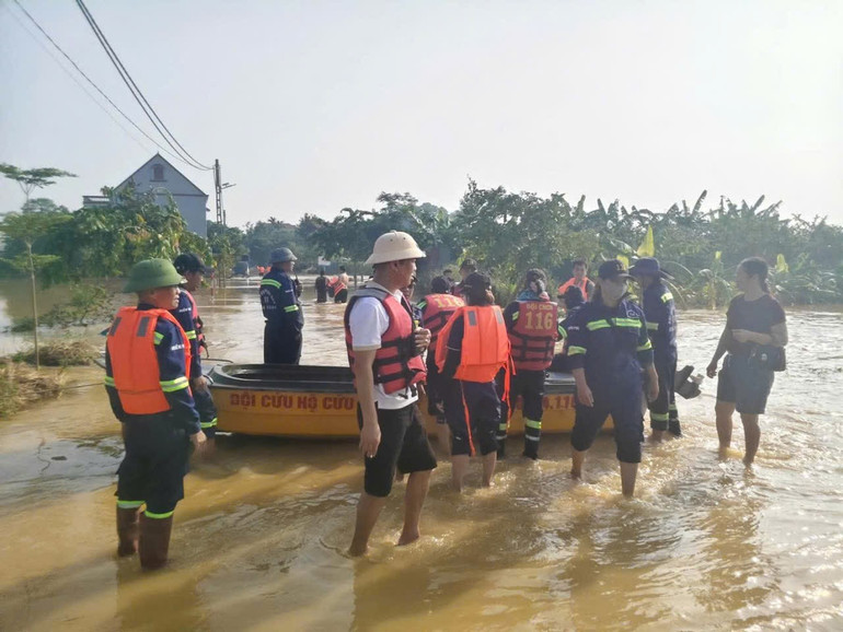 Lực lượng chức năng hỗ trợ di tản người dân ở thôn Đo, xã Trung Giã. (Ảnh: Xã Trung Giã)