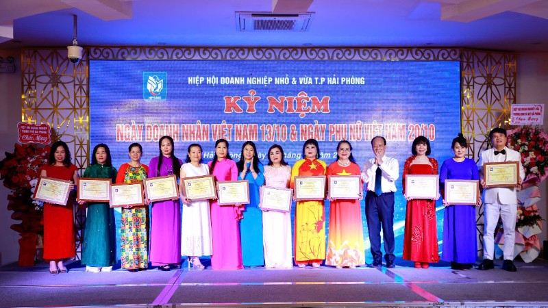 Đại diện lãnh đạo Hiệp hội Doanh nghiệp nhỏ và vừa Hải Phòng trao giấy chứng nhận cho hội viên mới được kết nạp. Đại diện lãnh đạo Hiệp hội Doanh nghiệp nhỏ và vừa Hải Phòng trao giấy chứng nhận cho hội viên mới được kết nạp.