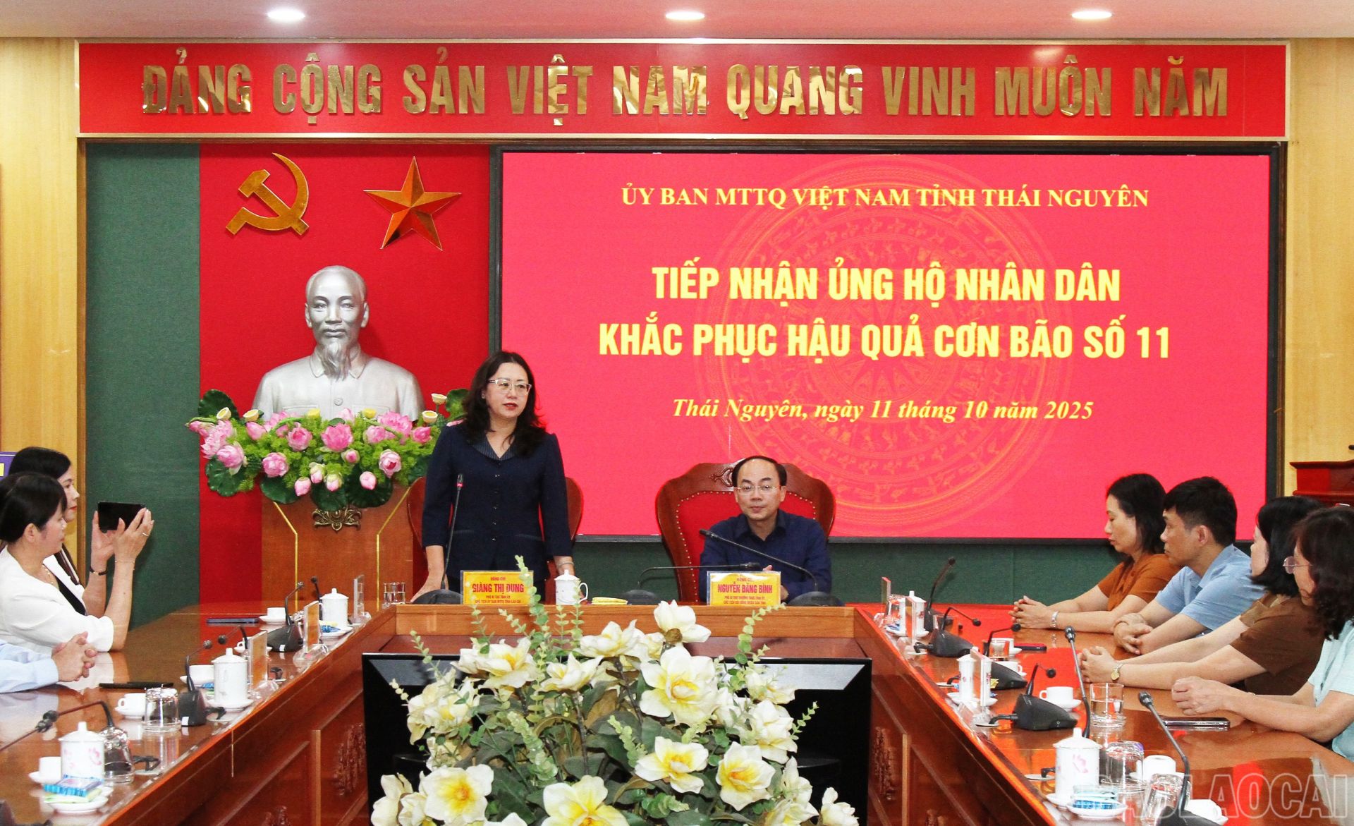 Đồng chí Giàng Thị Dung - Phó Bí thư Tỉnh ủy, Chủ tịch Ủy ban Mặt trận Tổ quốc Việt Nam tỉnh Lào Cai phát biểu tại buổi trao hỗ trợ.