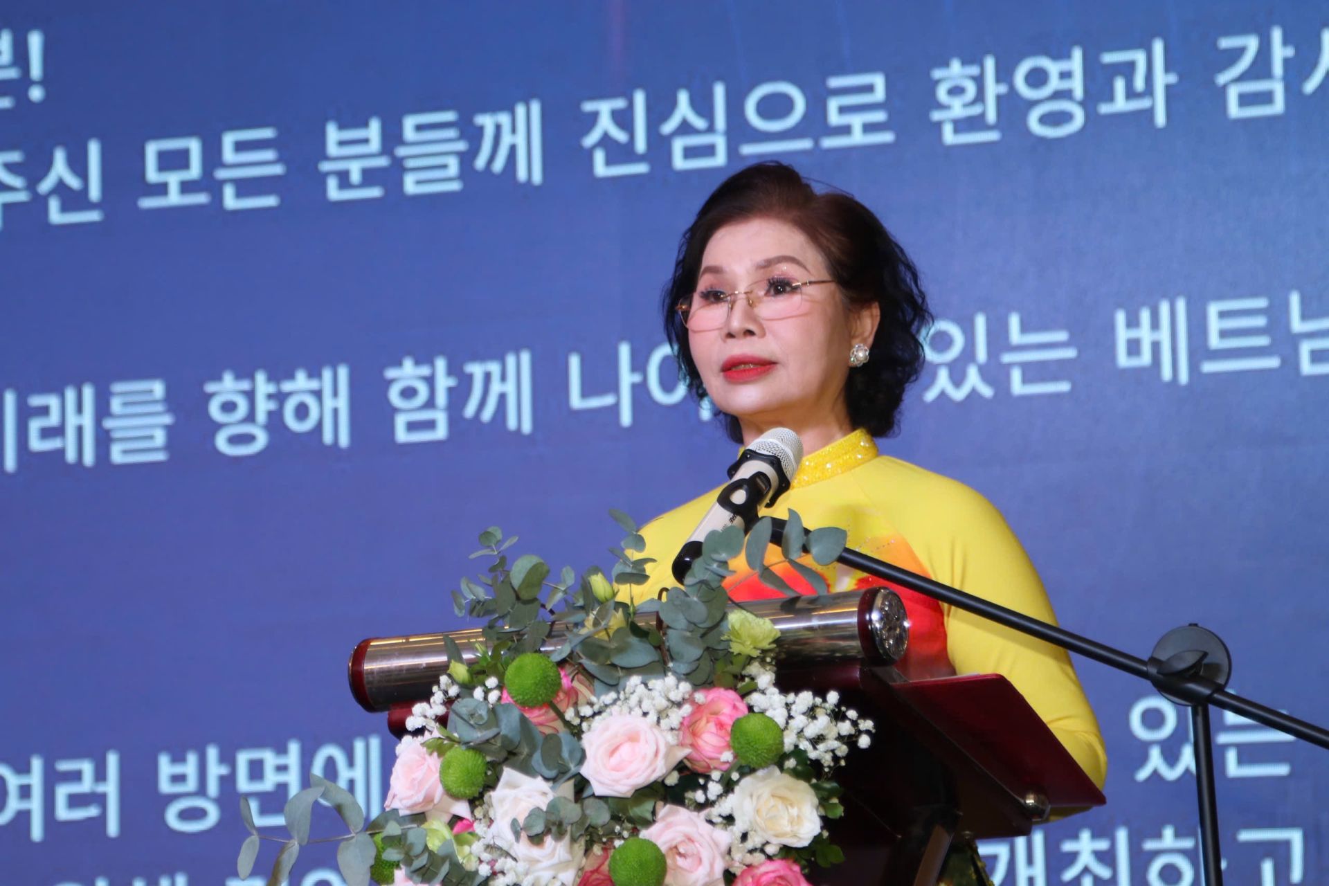 Bà Nguyễn Thị Minh Hà, Chủ tịch CLB doanh nghiệp Việt Nam Hàn Quốc phát biểu khai mạc.