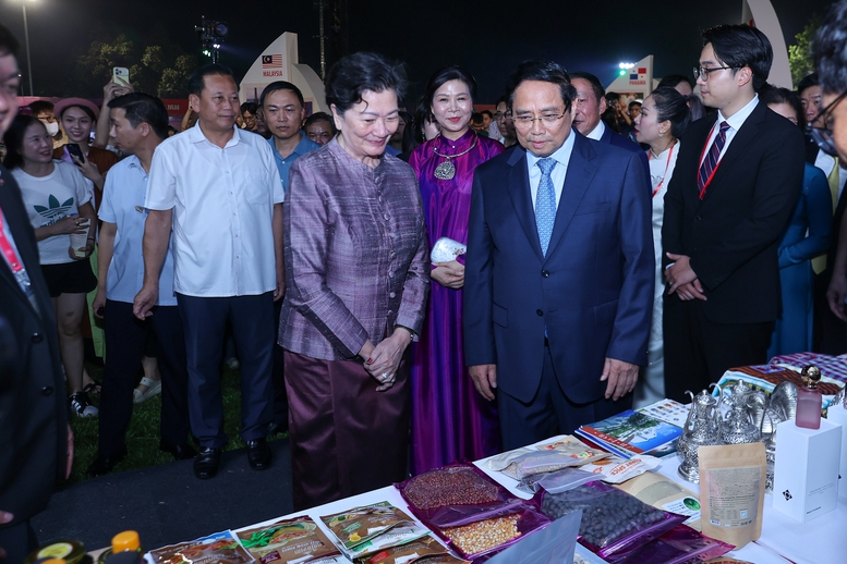Thủ tướng Phạm Minh Chính tham quan không gian văn hóa quốc gia của các nước tham dự Lễ hội - Ảnh: VGP/Nhật Bắc Thủ tướng Phạm Minh Chính tham quan không gian văn hóa quốc gia của các nước tham dự Lễ hội - Ảnh: VGP/Nhật Bắc