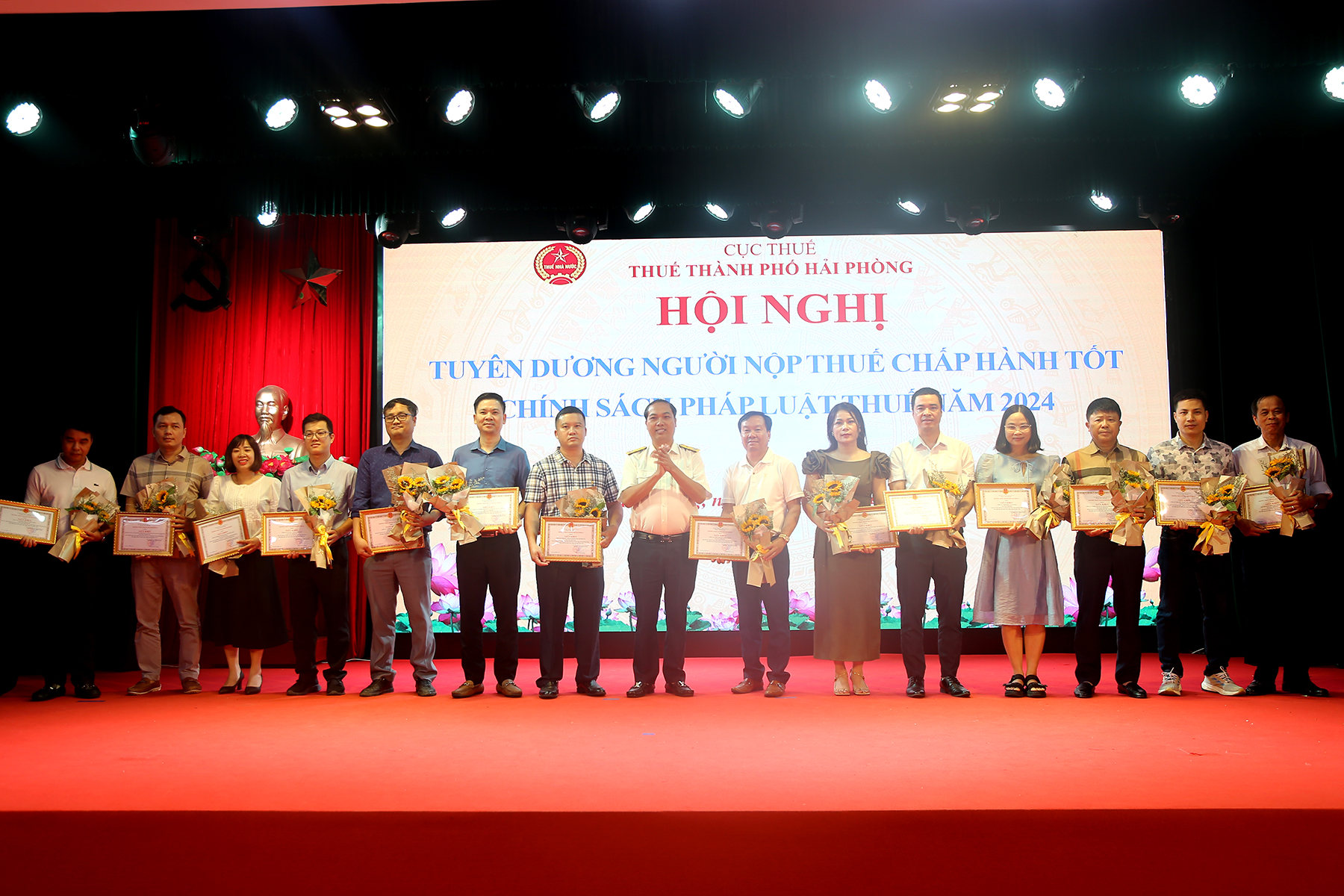 Lãnh đạo Thuế thành phố Hải Phòng trao Giấy khen cho các doanh nghiệp và hộ kinh doanh chấp hành tốt chính sách, pháp luật thuế năm 2024. Lãnh đạo Thuế thành phố Hải Phòng trao Giấy khen cho các doanh nghiệp và hộ kinh doanh chấp hành tốt chính sách, pháp luật thuế năm 2024.