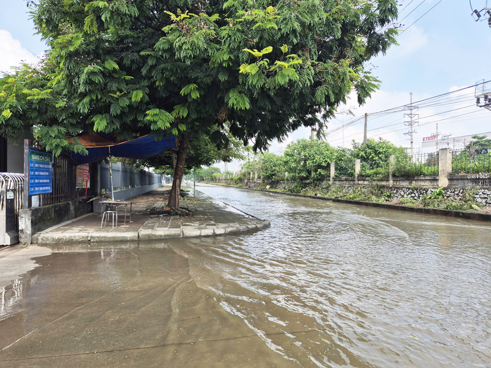 Một số đoạn đường tại Khu công nghiệp Song Khê - Nội Hoàng bị ngập nhẹ.