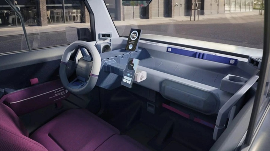 Xe không trang bị màn hình giải trí trung tâm truyền thống; thay vào đó, điện thoại thông minh của người dùng được gắn trên đế cắm