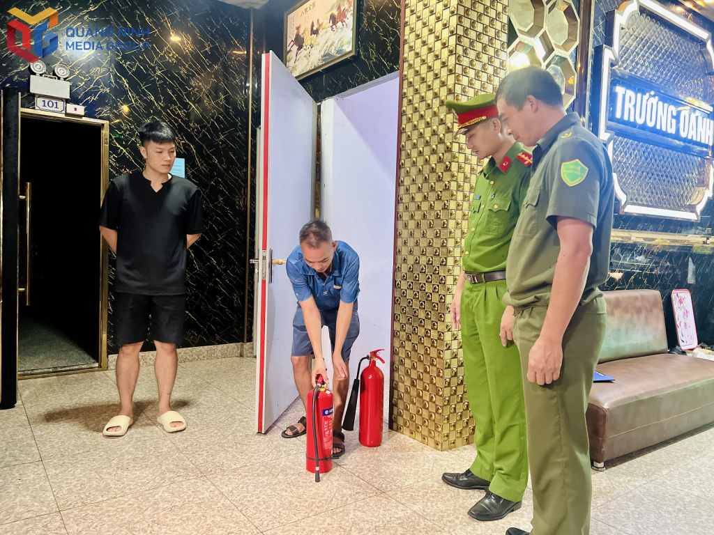 Công an đặc khu Cô Tô kiểm tra việc chấp hành quy định về PCCC tại một quán karaoke trên địa bàn.