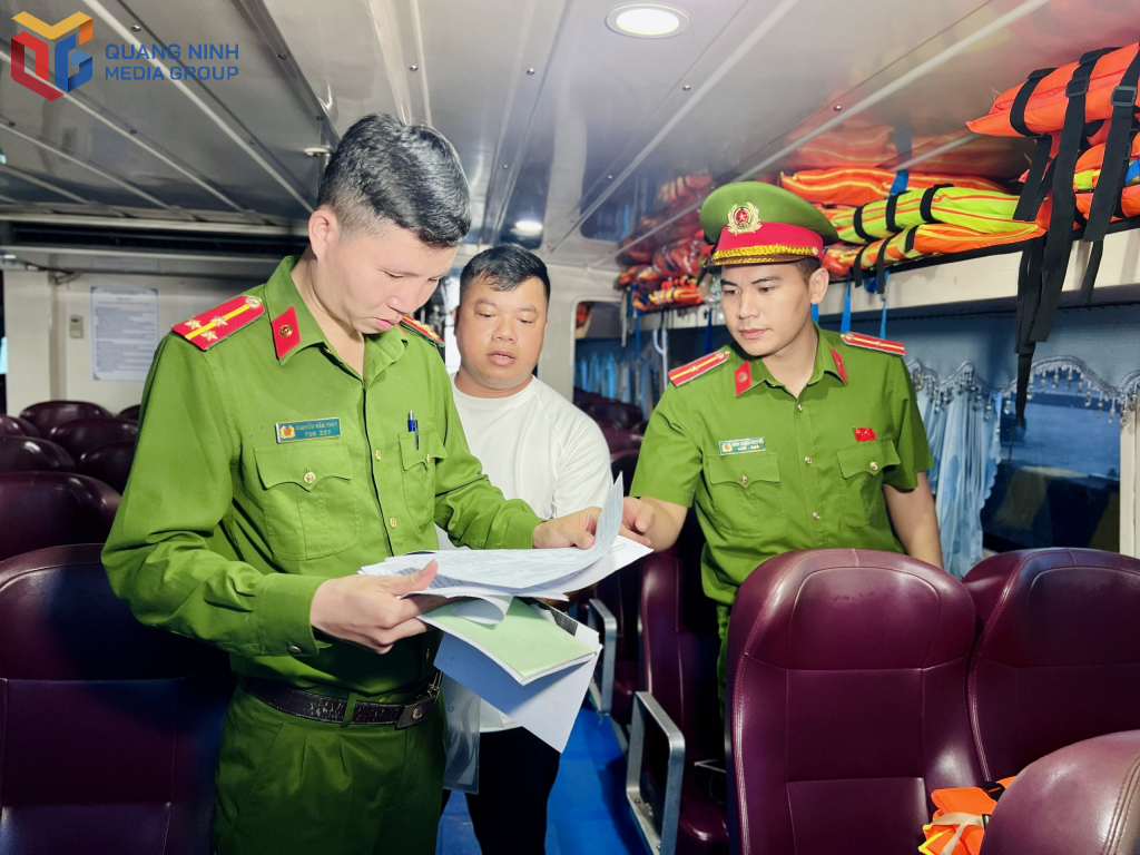 Cán bộ Phòng Cảnh sát PCCC&CNCH (Công an tỉnh Quảng Ninh) kiểm tra an toàn PCCC trên phương tiện vận tải khách du lịch.