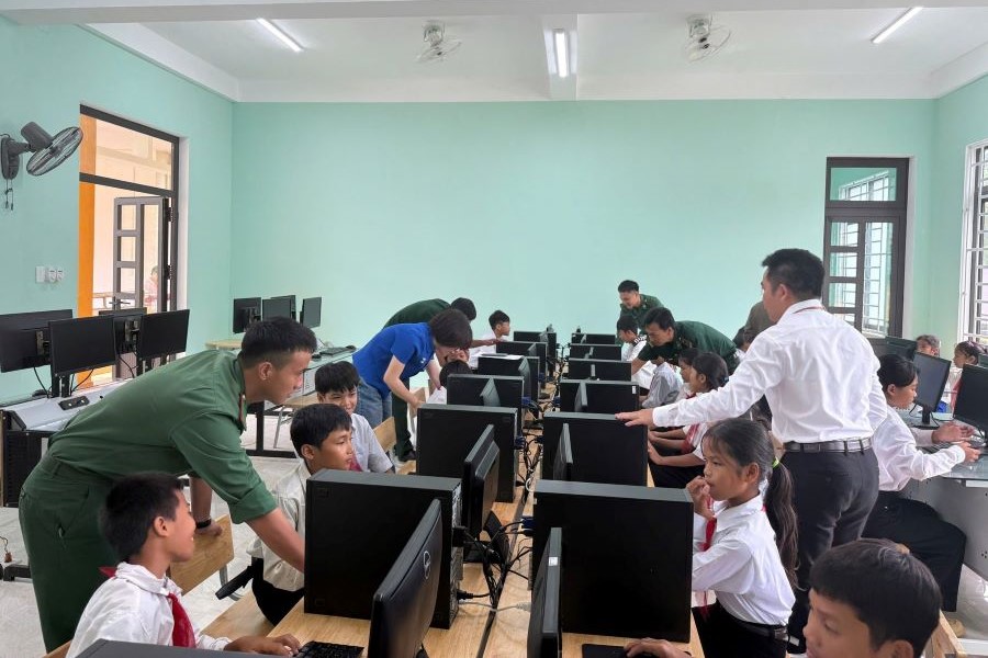 Quảng Trị: Trao tặng 19 bộ máy tính cho học sinh vùng cao biên giới