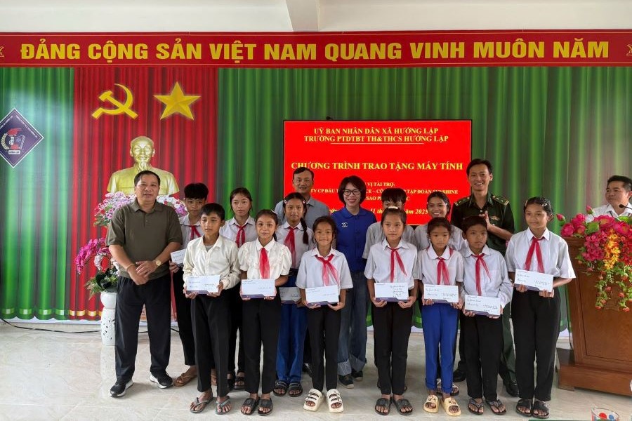 Ban tổ chức tặng quà cho các em học sinh có hoàn cảnh khó khăn tại Trường Phổ thông dân tộc bán trú Tiểu học và Trung học cơ sở Hướng Lập.