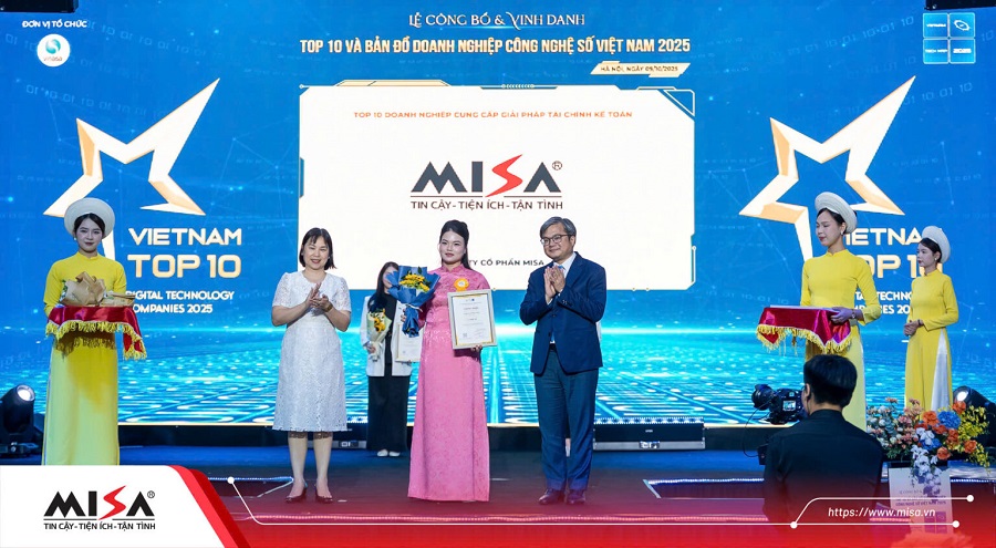 Bà Bùi Thị Trang – Giám đốc Khối Giải pháp Bán lẻ, Công ty Cổ phần MISA đại diện MISA nhận vinh danh Top 10 Doanh nghiệp cung cấp giải pháp Tài chính – Kế toán.