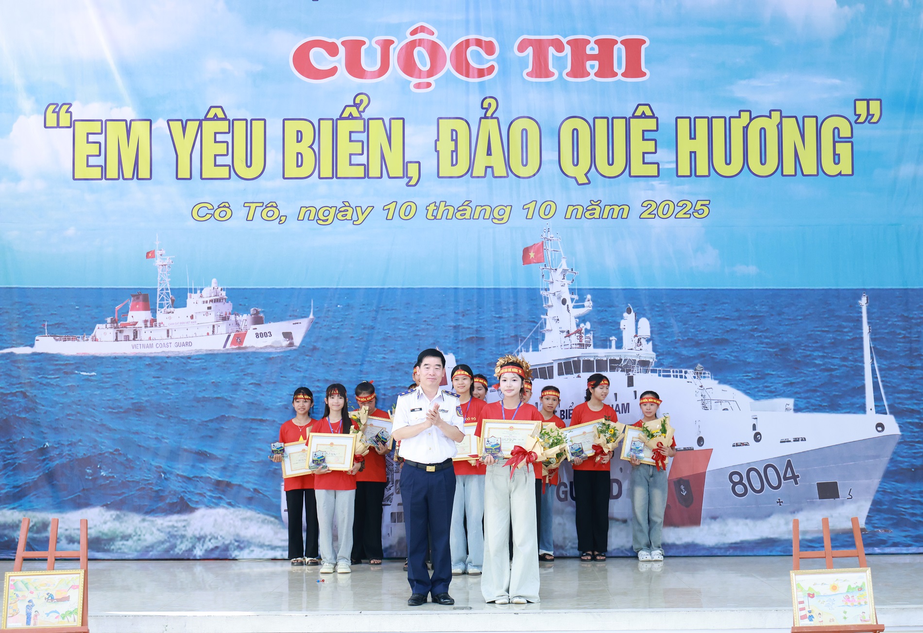 Trung tướng Bùi Quốc Oai tặng giải Nhất cho em Nguyễn Thị Bảo Châu, học sinh lớp 8B, Trường THCS Cô Tô.