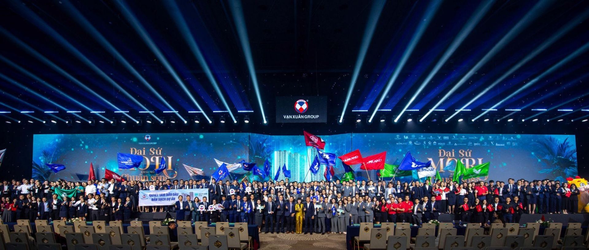 “Đại quân” gần 3.000 CVTV ở khắp 03 miền đến từ 22 đơn vị tư vấn triển khai kinh doanh đã tạo dấu ấn đặc biệt trên thị trường sau khi chính thức ra quân ngày 10/10/2025. “Đại quân” gần 3.000 CVTV ở khắp 03 miền đến từ 22 đơn vị tư vấn triển khai kinh doanh đã tạo dấu ấn đặc biệt trên thị trường sau khi chính thức ra quân ngày 10/10/2025.