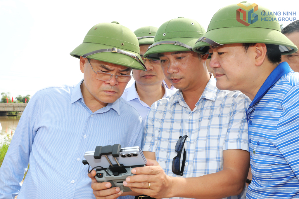 Chủ tịch UBND tỉnh Quảng Ninh xem trực tiếp hình ảnh hiện trường dự án từ trên cao thông qua thiết bị của cơ quan Báo và Phát thanh, Truyền hình Quảng Ninh.