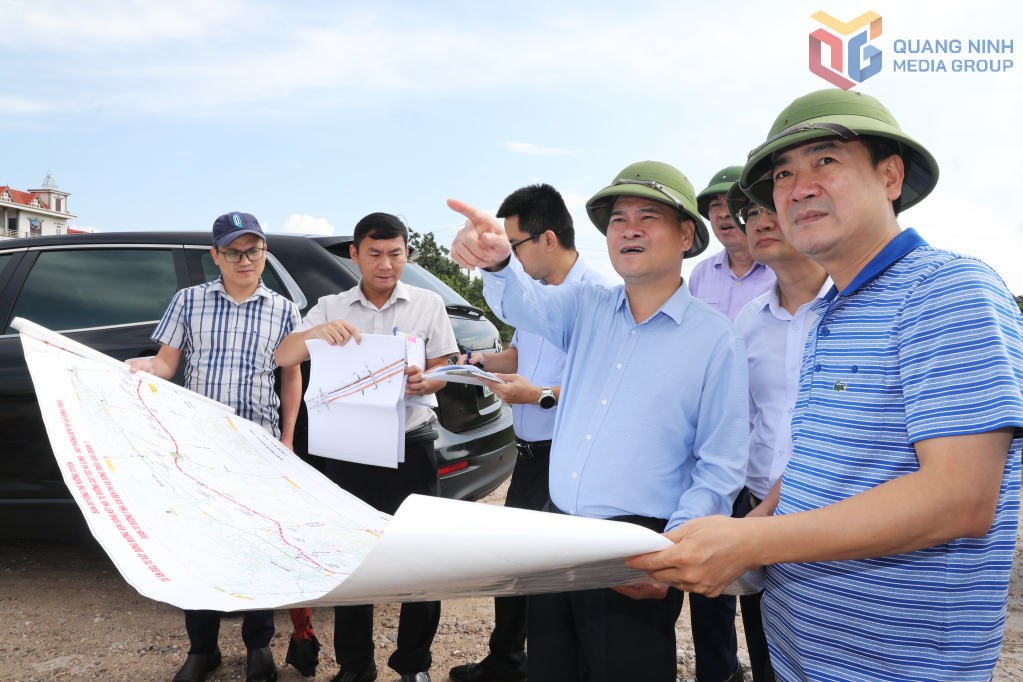 Chủ tịch UBND tỉnh Quảng Ninh nắm bắt bản đồ giới tuyến dự án đường ven sông.