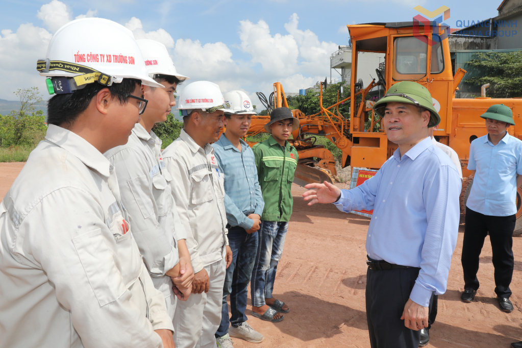 Chủ tịch UBND tỉnh Quảng Ninh kiểm tra dự án đường ven sông