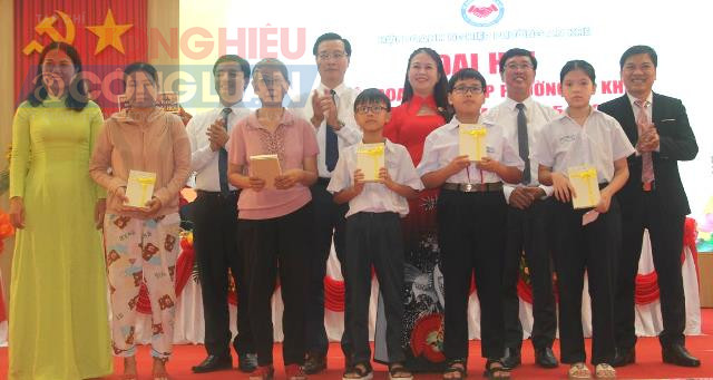 Tặng quà cho các hộ thoát nghèo năm 2025.