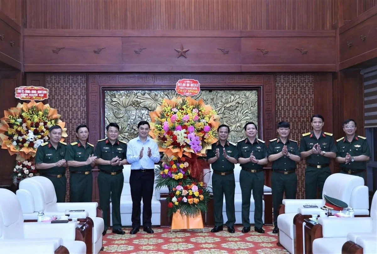 Chủ tịch UBND tỉnh Thanh Hóa chúc mừng Bộ Tư lệnh Quân khu 4 nhân Ngày truyền thống