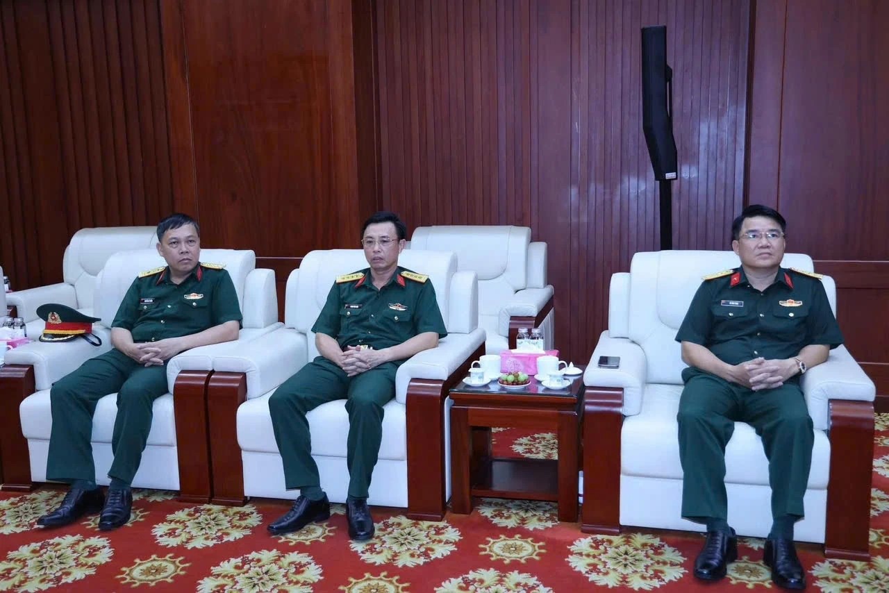 Chỉ huy trưởng Bộ Chỉ huy Quân sự tỉnh Thanh Hóa Vũ Văn Tùng và các thành viên trong đoàn.