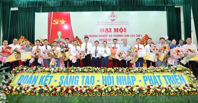 Tại chương trình, 15 doanh nhân vinh dự được nhận giấy khen của Chủ tịch UBND xã Trường Lâm.