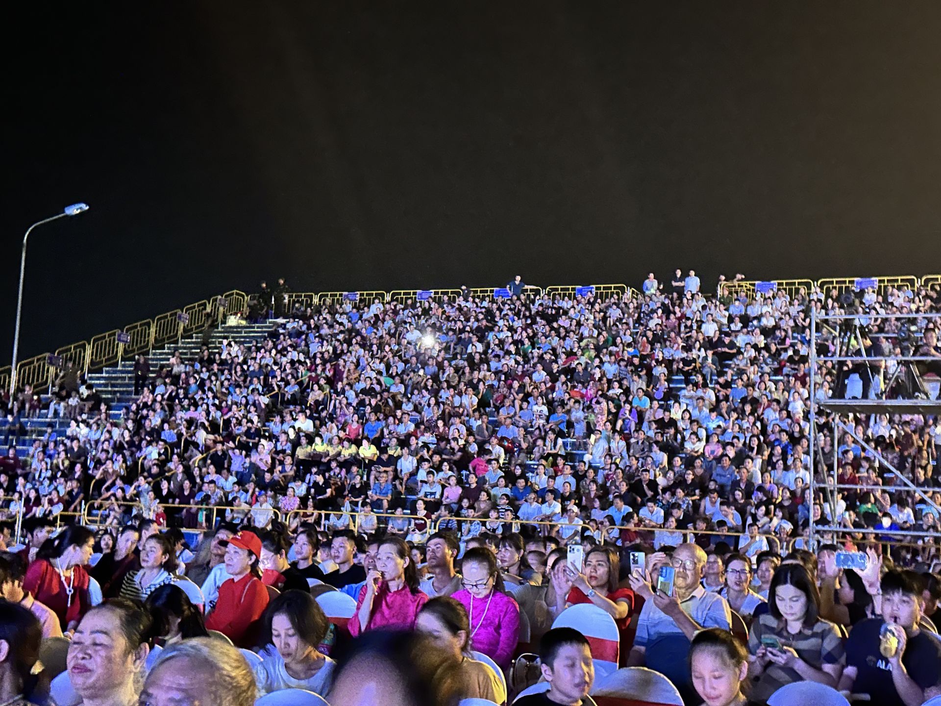 Đông đảo nhân dân, du khách tham dự Lễ tưởng niệm ngày mất của anh hùng dân tộc Trần Hưng Đạo và Khai hôii mùa thu Côn Sơn - Kiếp Bạc năm 2025. Đông đảo nhân dân, du khách tham dự Lễ tưởng niệm ngày mất của anh hùng dân tộc Trần Hưng Đạo và Khai hôii mùa thu Côn Sơn - Kiếp Bạc năm 2025.