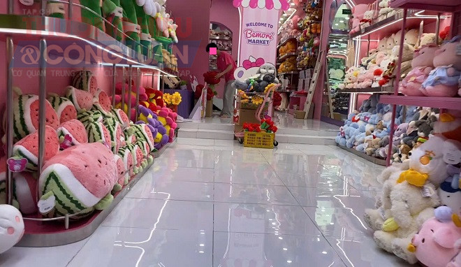 Đa đạng các sản phẩm gấu bông được bày bán tại đây