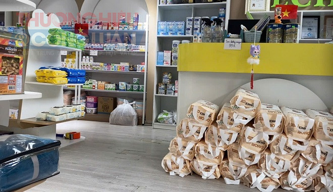 Đa dạng các sản phẩm phục vụ bà mẹ và trẻ em được bày bán tại đây