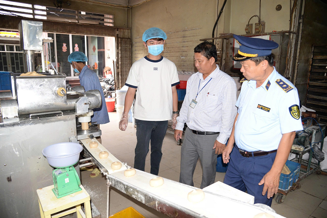 Lực lượng QLTT tỉnh Đồng Tháp kiểm tra cơ sở sản xuất bánh Trung Thu