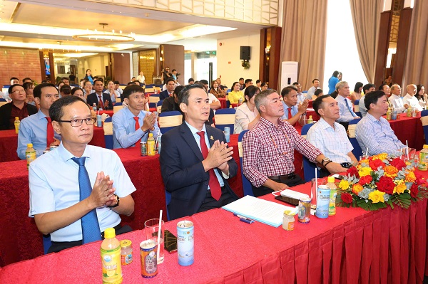 Đại biểu đến dự