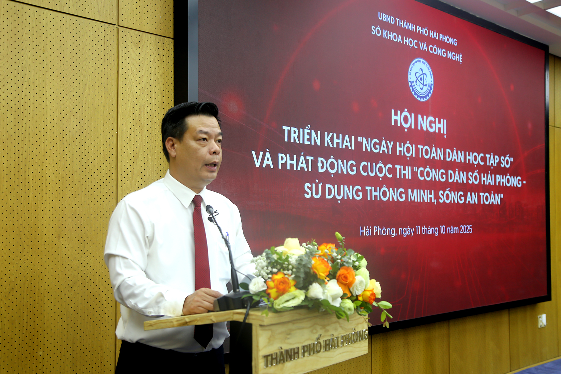 Giám đốc Sở KH&CN Phạm Văn Thép phát biểu khai mạc “Ngày hội toàn dân học tập số” và phát động Cuộc thi “Công dân số Hải Phòng – Sử dụng thông minh, sống an toàn”, nhấn mạnh tầm quan trọng của kỹ năng số trong đời sống và học tập của người dân. Giám đốc Sở KH&CN Phạm Văn Thép phát biểu khai mạc “Ngày hội toàn dân học tập số” và phát động Cuộc thi “Công dân số Hải Phòng – Sử dụng thông minh, sống an toàn”, nhấn mạnh tầm quan trọng của kỹ năng số trong đời sống và học tập của người dân.