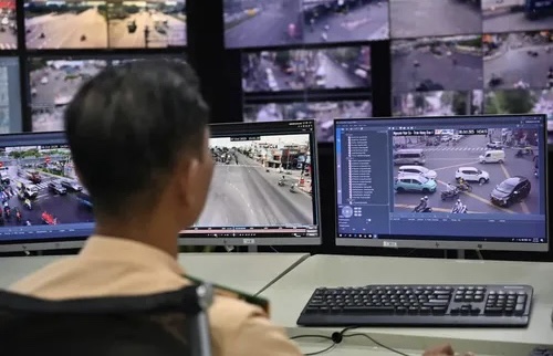 CSGT giám sát hoạt động của camera, ghi nhận các hành vi vi phạm. Ảnh: PHẠM HẢI