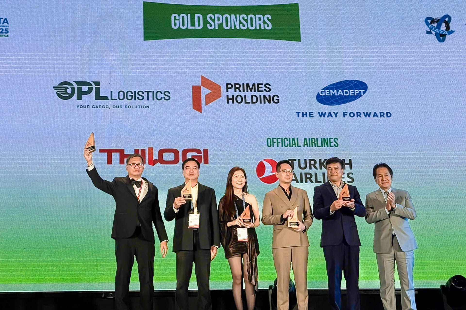 Đại diện THILOGI (thứ 2, từ trái sang) nhận kỷ niệm chương Nhà tài trợ Vàng