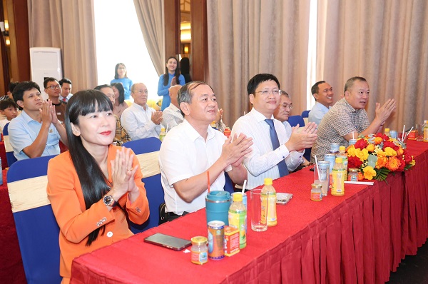 Bà Trịnh Thị Hồng Vân- Bí Thư Đảng ủy, Chủ tịch HĐTV Công ty Yến sào Khánh Hòa tới dự