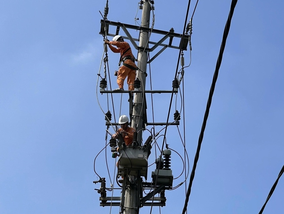 Công nhân PC Lào Cai thực hiện kết nối mạch vòng xuất tuyến trung áp sau TBA 110 kV