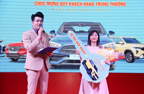 Chị Phan Thị Minh Khánh tại P.BMT, Đak Lak, trúng thưởng GIẢI NHÌ xe Kia New Sonnet 1.5L deluxe
