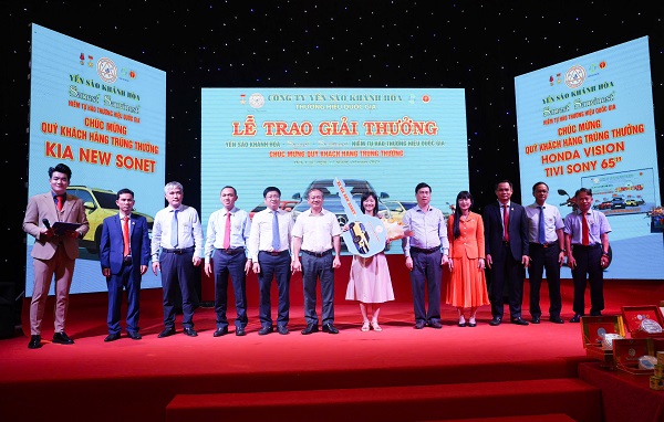Lãnh đạo Công ty Yến sào Khánh Hòa trao giải cho Chị Phan Thị Minh Khánh tại P.BMT, Đak Lak, trúng thưởng GIẢI NHÌ xe Kia New Sonnet 1.5L deluxe