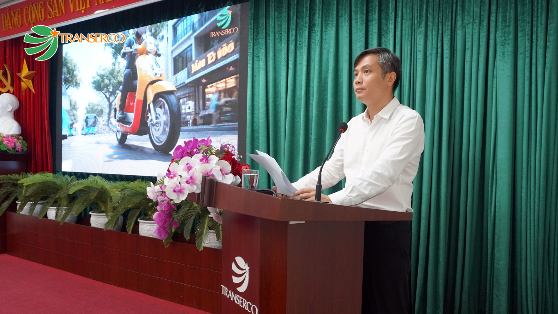 (Đồng chí Nguyễn Thanh Nam - Phó Bí thư Đảng ủy, Tổng giám đốc Transerco trình bày báo cáo tại Hội nghị) (Đồng chí Nguyễn Thanh Nam - Phó Bí thư Đảng ủy, Tổng giám đốc Transerco trình bày báo cáo tại Hội nghị)