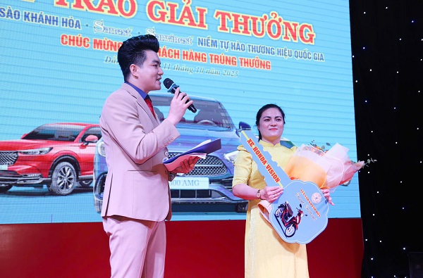 Chị Trần Thị Thu Vân tại Thôn Phú An, Gia Lai trúng thưởng GIẢI TƯ 1 xe máy Honda Vision phiên bản cao cấp